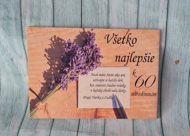 Drevená tabuľa s venovaním na 60 rokov